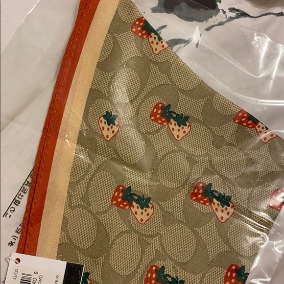 Coach silk diamond scarf strawberry print - Picture 4 of 7
